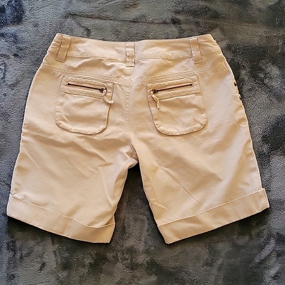 Guess Khaki Bermuda Shorts, size 26 - Picture 4 of 5